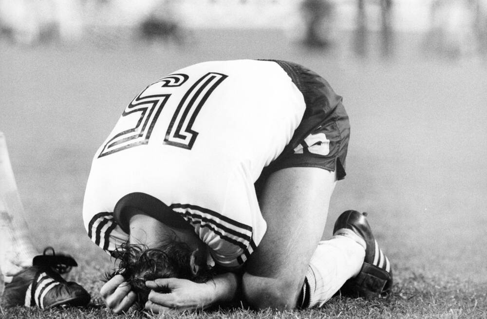 Das vielleicht berühmteste Foto von Uli Stielike: Nach seinem verschossenen Elfmeter im Elfmeterschießen im WM-Halbfinale 1982 gegen Frankreich ist er am Boden zerstört.